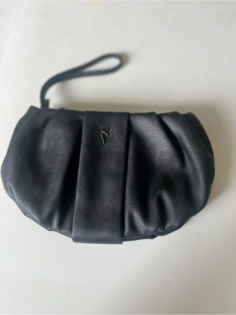 Simply Vera by Vera Black Pleated Wristlet Clutch. - Picture 1 of 7